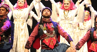 Nilüfer Halk Dansları Topluluğu “Nirengi” ile büyüledi