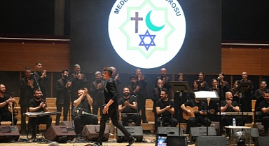 Şarkılar depremzedeler için söylendi