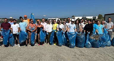 Seferihisar’da Çevre Günü’nde plaj temizliği