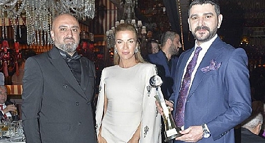 Semih Sarıalioğlu ödülünü ünlülerle kutladı