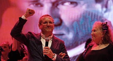 Suzan Kardeş'ten Mesut Ergin’e İzmir Marşı sürprizi 