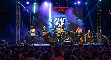 Yeni Türkü İş Sanat Çarşamba Sahnesi'nde Marmaris'i Salladı