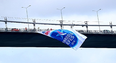 Anadolu Efes'in Şampiyonluk bayrakları bir kez daha İstanbul Boğazı'nda