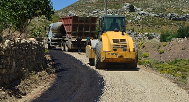 Antalya Büyükşehir Belediyesi Günnercik yayla yolunu asfaltlıyor