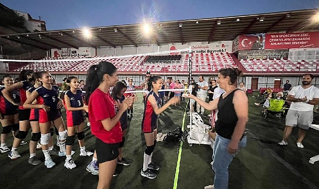 Bayraklı’da voleybol şenliği