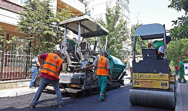Çankaya'da asfalt çalışmaları hız kesmeden devam ediyor