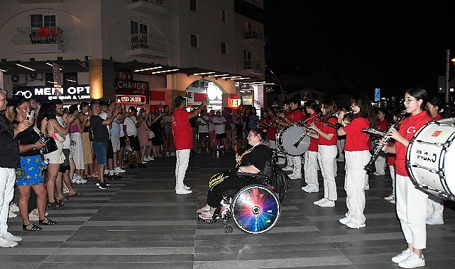 Cumhuriyet Bandosu Kemer’i salladı