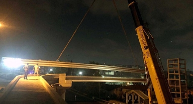Darıca feribot yolu üstgeçidinin kirişleri monte edildi