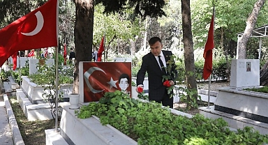 DEÜ Rektör Yardımcısı Prof. Dr. Tanarslan: Demokrasi Şehitlerimizi Rahmetle Anıyoruz