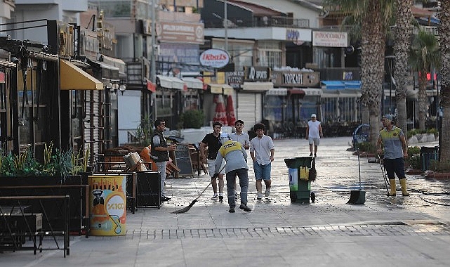 Didim'de temizlik ekiplerinden sabah mesaisi