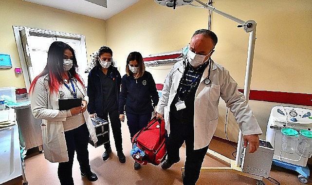Eşrefpaşa Hastanesi’nin evde bakım ekipleri 18 bin kişiye derman oldu
