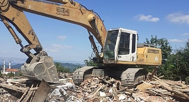 Gölcük'te metruk ve orta hasarlı bina yıkımları sürüyor