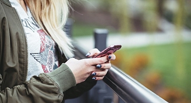 İnsanların yüzde 82’si başkalarının telefonunu kurcalıyor