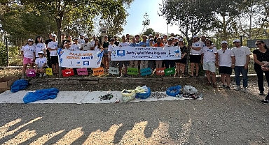 İzmir'de gençlerden deniz çöpü izleme etkinliği