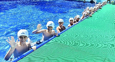 İzmir’de havuzlar kuruldu çocuklar mutlu