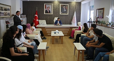 İzmir İl Milli Eğitim Müdürü Doç. Dr. Murat Mücahit Yentür LGS 2023'te Başarı Gösteren İmam Hatip Öğrencileriyle Bir Araya Geldi