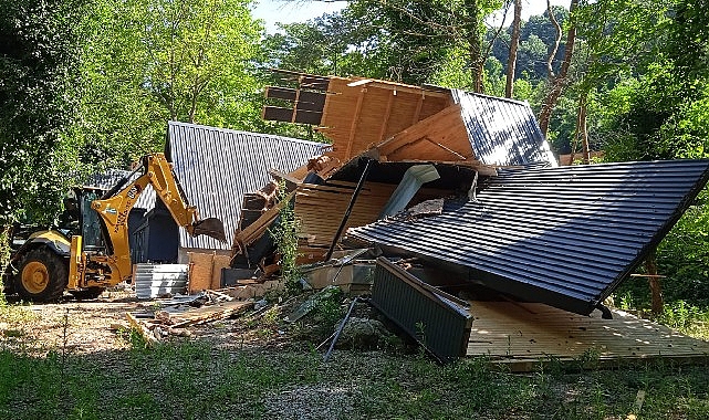 Kartepe'de Kaçak bungalov yapılar yıkıldı