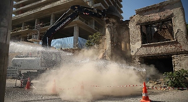 Konak’ta tehlike saçan iki binanın yıkımı gerçekleşti