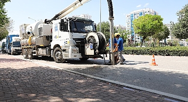 Konya Büyükşehir taşkın riskine karşı kanalizasyon hatlarını temizliyor
