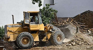 Malkara Belediyesi tarafından metruk binaların yıkımına devam ediliyor