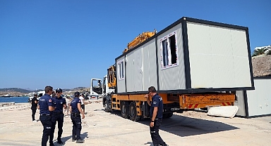 Sahildeki 22 konteyneri belediye ekipleri kaldırdı