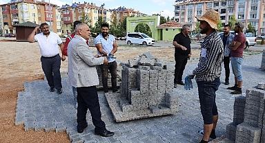 Yahyalı'da yeni açılan yollara parke döşeniyor