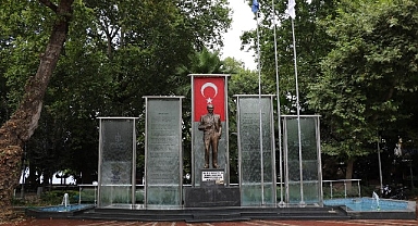 Atatürk heykelinin bakımı tamamlandı