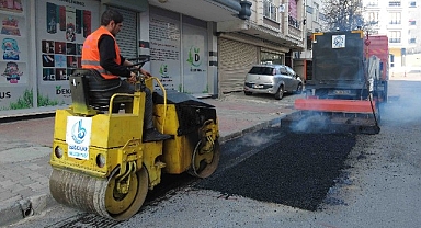 Bağcılar’da yollar asfaltlanarak güvenli hale getiriliyor