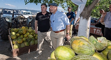 Başkan Soyer domates ve karpuz hasadına katıldı
