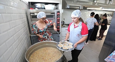 Bayraklı’da aşure bereketi