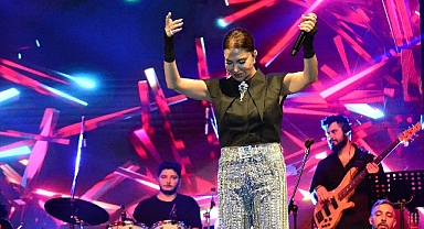 Ebru Yaşar'dan Büyüleyici Sahne Performansı: Hastalığa İnat!