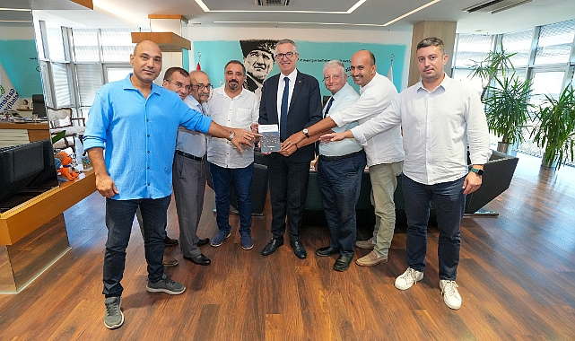 Gazetecilerden Başkan Arda’ya özel hediye