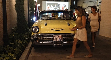 Göksel Arsoy’un 1957 model Chevrolet’si Sanathane’de sergilendi
