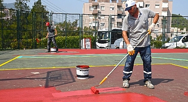 Karabağlar’ın parkları renkleniyor