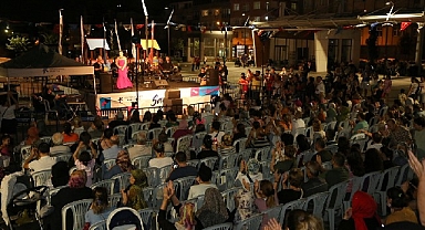 Küçükçekmece'de ‘Sanat’ parka taşındı, yaz akşamları renklendi