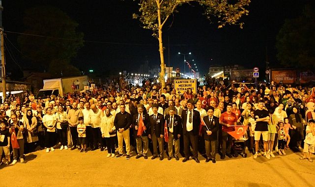 Mustafakemalpaşa’da sokaklar fener alayı ile aydınlandı.