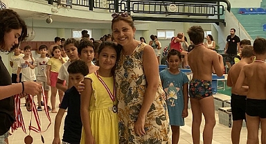 Sezon sonu yüzme müsabakasında tüm sporcular yarıştı