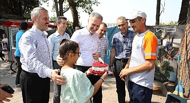 Temizlik Personeline Sürpriz Doğum Günü Kutlaması