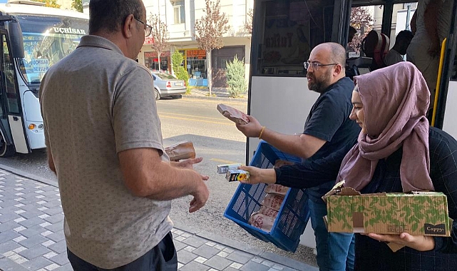 Turkuaz masa ekiplerinden sabah vatandaşlara simit ve meyve suyu ikramı