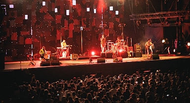 Yüzyüzeyken Konuşuruz Turkcell Vadi konserinde binlerce hayranı ile biraraya geldi
