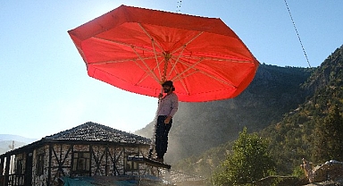 Ahmet Kural şemsiyeyle uçtu