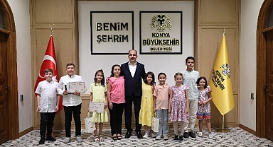 Başkan Altay Genç KOMEK Yaz Okulu’nda Başarılı Öğrencilere Hediyelerini Verdi