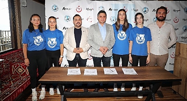 Başkan Serkan Acar, Aliağa’nın Profesyonel Kadın Voleybolcularıyla Bir Araya Geldi