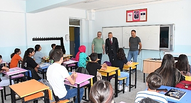 Başkan Tekin, okulun ilk günü öğrencileri yalnız bırakmadı