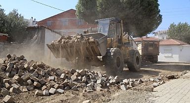 Burhaniye Belediyesi, 7 ayrı noktada eş zamanlı yapılan yol çalışmalarına devam ediyor!