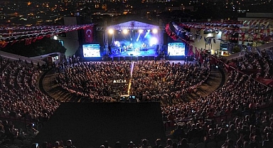 Çeşme’de Enrico Macias rüzgârı esti