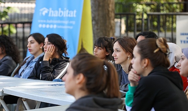 Depremzede Gençler Buca'da Moral Depoladı