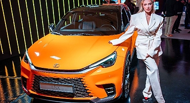 Hadise Londra’da Lexus’un Sanatsal Otoparkında LBX Cool ile Tanıştı