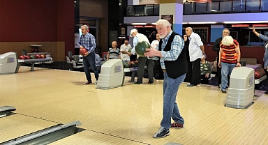 Huzurevi sakinleri bowling ile eğlendi