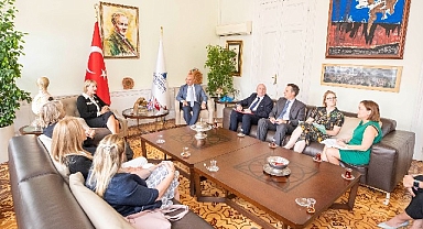 İngiltere Büyükelçisi Morris Başkan Soyer’i ziyaret etti